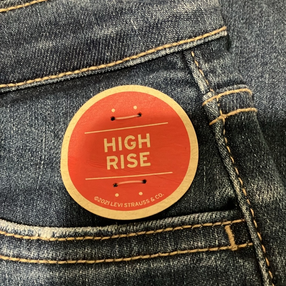NWT Levi 720 12R High Rise Skinny Ripped  Jeans $60 Make me a reasonable offer - Picture 3 of 7